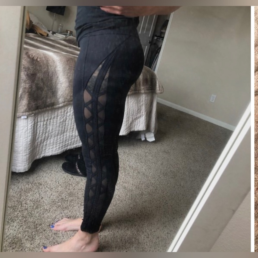 Lululemon Wunder Under leggings with side mesh size 6